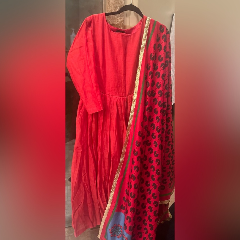 Never worn Anarkali by designer Surendri. Red Anarkali and beautiful duppatta